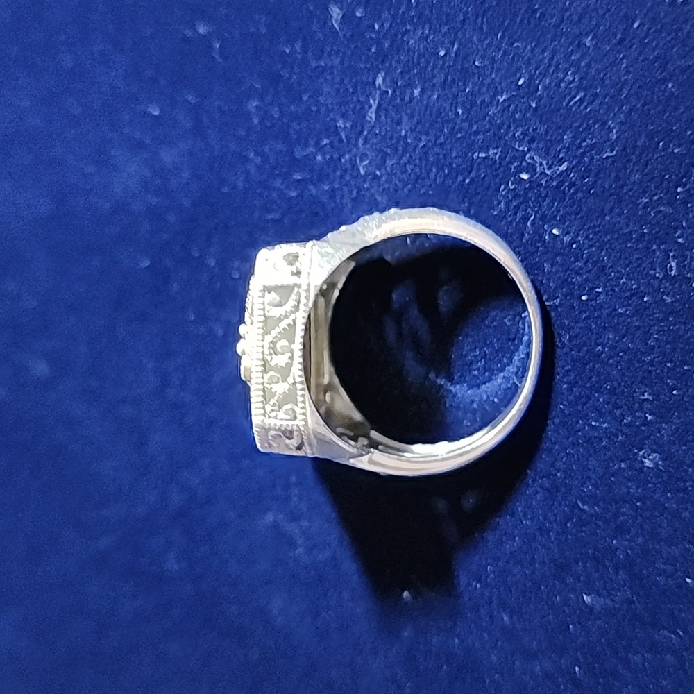 Elegant Silver and Red Gemstone Ring - Picture 4 of 6